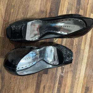 Black peep toe shiny black